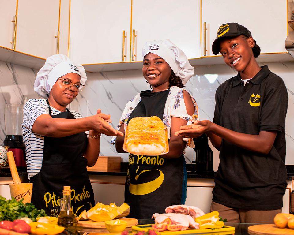 Nossa comida jovens negras africanas segurando uma travessa de comida